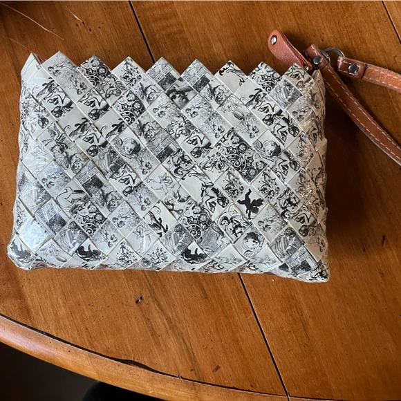 Stunning One of a Kind Wristlet with Cherub Design - Picture 3 of 5